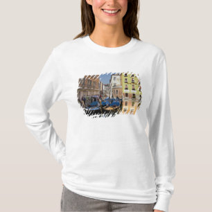 Italië, Venetië, gondels afgemeerd langs kanaal T-shirt