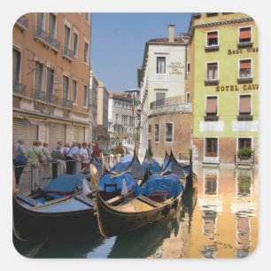 Italië, Venetië, gondels afgemeerd langs kanaal Vierkante Sticker