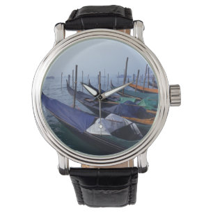 Italië, Venetië. Gondels. Horloge