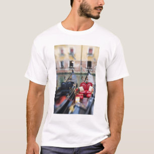 Italië, Venetië, Selectieve focus van gondel in de T-shirt