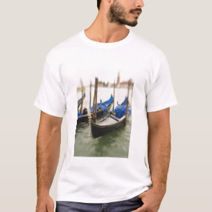 Italië, Venetië, Selectieve focus van gondel in de T-shirt