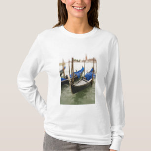 Italië, Venetië, Selectieve focus van gondel in de T-shirt
