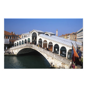 Italië, Veneto, Venetië, Rialtobrug oversteken Foto Afdruk