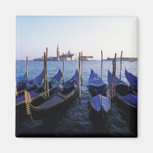 Italië, Veneto, Venetië, Rij gondels en San Magneet