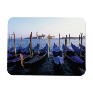 Italië, Veneto, Venetië, Rij gondels en San Magneet