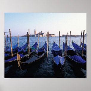 Italië, Veneto, Venetië, Rij gondels en San Poster
