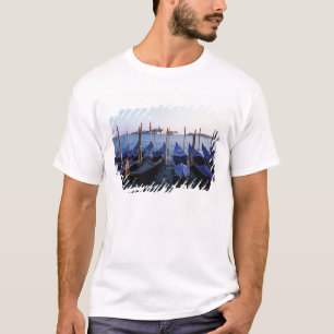 Italië, Veneto, Venetië, Rij gondels en San T-shirt
