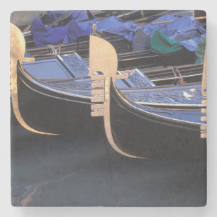 Italië, Veneto, Venetië. Rij gondels. Stenen Onderzetter