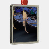 Italië, Veneto, Venetië. Rij Gondolas. Metalen Ornament (Rechts)