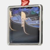 Italië, Veneto, Venetië. Rij Gondolas. Metalen Ornament (Links)