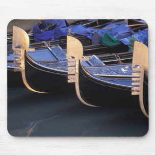 Italië, Veneto, Venetië. Rij Gondolas. Muismat