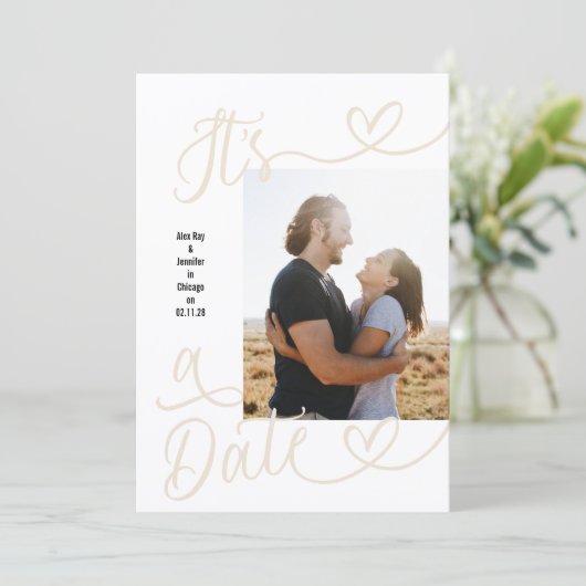 It's A Date | 4 Photo | Calligraphy Wedding Save The Date (Staand voorkant)