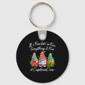 It's Fine I'm Fine Everything Cafeteria Crew Gnome Sleutelhanger (Voorkant)