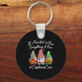 It's Fine I'm Fine Everything Cafeteria Crew Gnome Sleutelhanger (Voorkant)