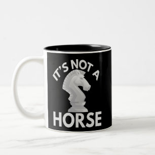it's Not a Horse Funny Chess kinight Piece lover Tweekleurige Koffiemok