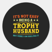 It's Not Easy Being A Trophy Husband Funny Anniver Ronde Sticker (Voorkant)