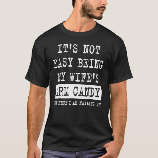 Its Not Easy Being My Wife s Arm Candy  Fathers Da T-shirt (Voorkant)