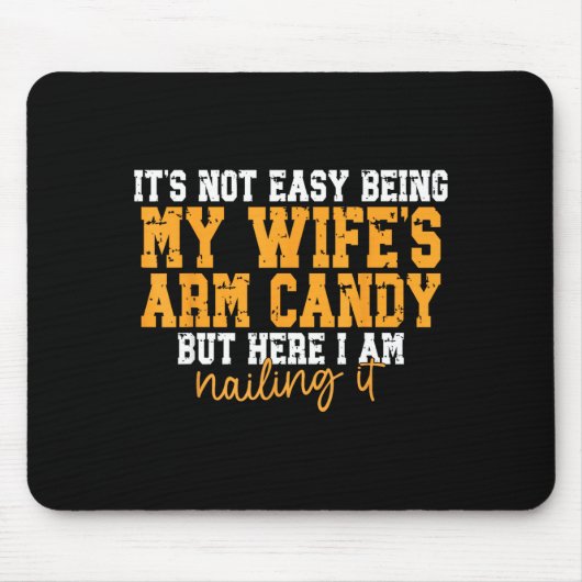 It's Not Easy Being My Wife's Arm Candy But Here I Muismat (Voorkant)