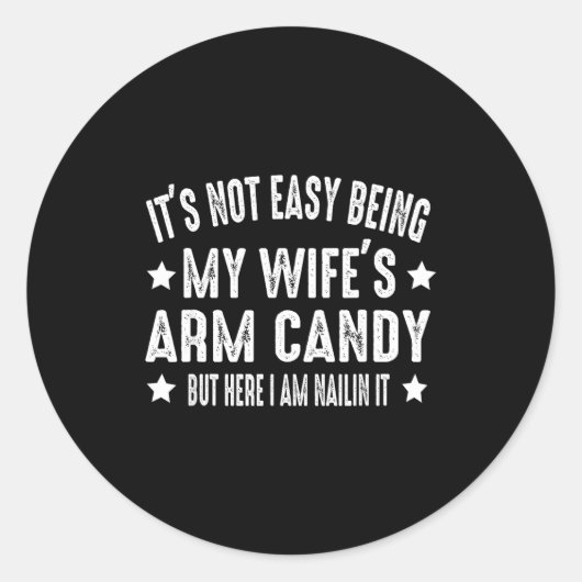 It's Not Easy Being My Wife's Arm Candy But Here I Ronde Sticker (Voorkant)