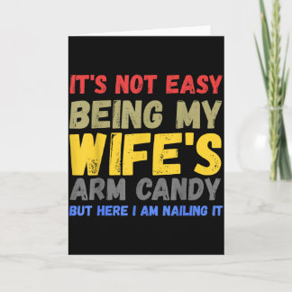 Its Not Easy Being My Wifes Arm Candy Retro Funny Kaart
