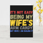 Its Not Easy Being My Wifes Arm Candy Retro Funny  Kaart (Gele Bloem)