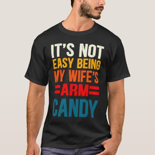It's Not Easy Being My Wife's Arm Candy T-shirt (Voorkant)