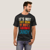 It's Not Easy Being My Wife's Arm Candy T-shirt (Voorkant volledig)