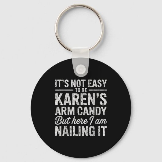 It's-not-easy To Be Karen's Arm Candy Funny Couple Sleutelhanger (Voorkant)