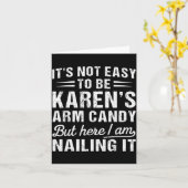 Its-not-easy To Be Karen's Arm Candy Funny Husband Kaart (Gele Bloem)