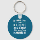 Its-not-easy To Be Karen's Arm Candy Funny Husband Sleutelhanger (Voorkant)