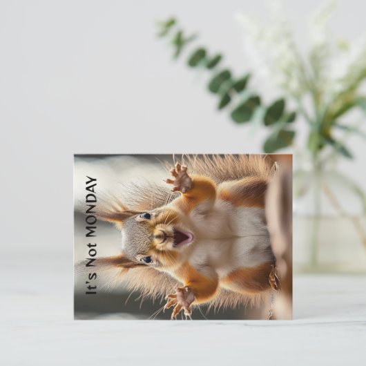 "It's Not Monday" gepersonaliseerde Squirrel Funny Briefkaart (Staand voorkant)