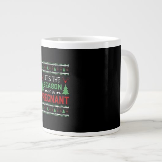 Its The Season To Be Pregnant Funny Christmas Grote Koffiekop (Voorkant rechts)