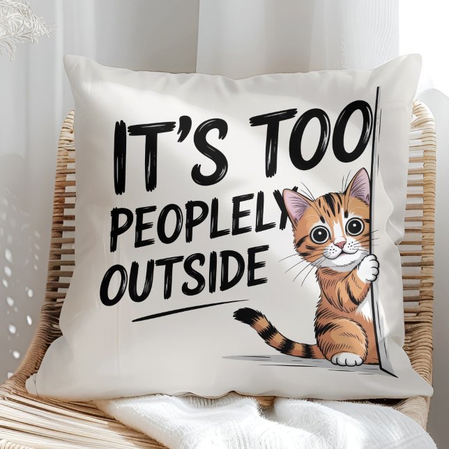 "It's Too Peopely Outside" Funny Introvert Cat Kussen ("It's Too Peopely Outside" Funny Introvert Cat Throw Pillow in a sunny boho rattan chair.)