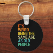 It's Weird Being The Same Age As Old People Husban Sleutelhanger (Voorkant)