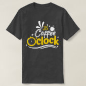 Itx27s Coffee Ox27Clock Typografie T-shirt (Design voorkant)