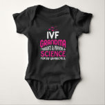 IVF Embryo Grandma Science Transfer Infertiliteit Romper<br><div class="desc">IVF Embryo Warrior Grandma Transfer Day Infertility Gift. Gedachten en gebeden en voor mijn kleinkind.</div>