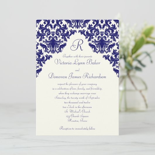 Ivoor Linnen en Navy Damask Monogrammed Invite Kaart (Staand voorkant)