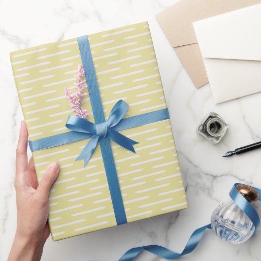 Ivoren lijnen op geel cadeaupapier (Geschenken)