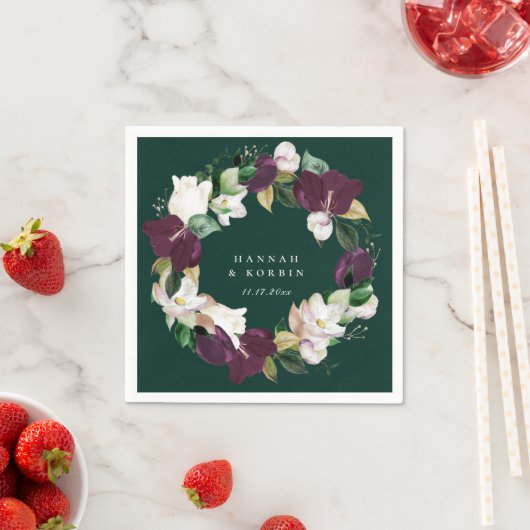 Ivoren Witte Pruimkleurige Bloemenkrans in Smaragd Servet (Insitu)