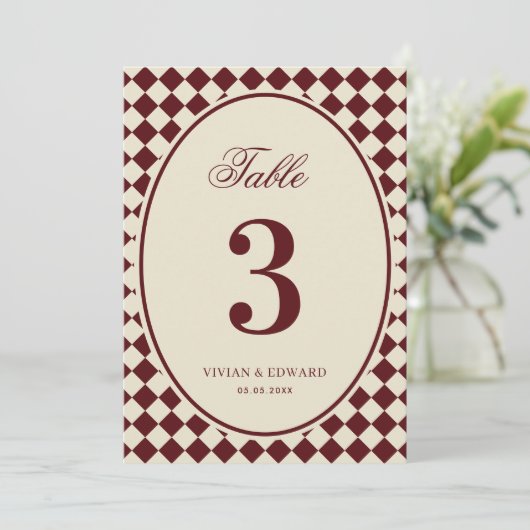 Ivory & Burgundy Checkered Wedding Table Number Kaart (Staand voorkant)