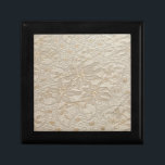 Ivory Chantilly Lace Cadeaudoosje<br><div class="desc">Prima door koningen en koninginnen Chantilly kant op een bruidsjurk of sluier betekent tijdige elegantie. Chantilly lace is een bobbin kant, met de hand gemaakt in de regio Chantilly, Frankrijk en België. Het werd populair gemaakt in de 18e eeuw, toen de zwarte versie werd gebruikt voor het rouwen van scheren...</div>