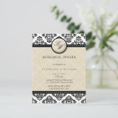 Ivory Damask Monogram Rehearsal Dinner Kaart (Staand voorkant)
