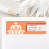 Ivory Damask op koraal met rood Etiket (Insitu)