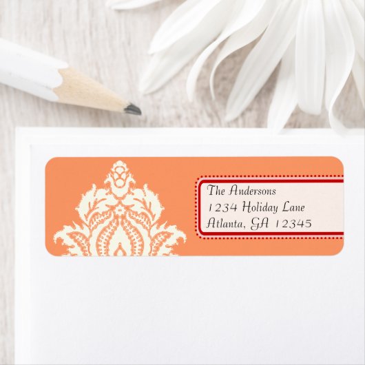 Ivory Damask op koraal met rood Etiket (Insitu)