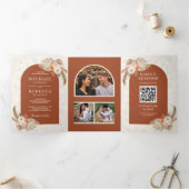 Ivory Floral Pampas Terracotta QR Code Weddenschap Drieluik Uitnodiging (Binnen)