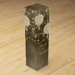 Ivory Lantern Wijn Geschenkdoos<br><div class="desc">Robuuste bruine achtergrond met ivoorroerlicht en papierlantaarns. Een deel van de Ivory Lantaarns Wedding Set. Sommige digitale schildpadden die in dit werk worden gebruikt,  waren met dank aan Obsidian Dawn: www.obsidiandawn.com</div>