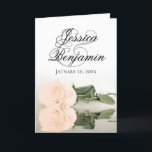 Ivory Peach Roos Elegant Romantic Photo Weddenscha<br><div class="desc">Deze prachtige huwelijksuitnodigingen zijn voorzien van een verbluffend design met één bleek sinaasappel met lange steeltjes of ivoren perzikkleurig roos dat in water reflecteert met golven en rimpels. De voorzijde toont de eerste namen van het paar in fancy manuscript het schrijven. Binnen is ruimte voor de foto van het stel...</div>
