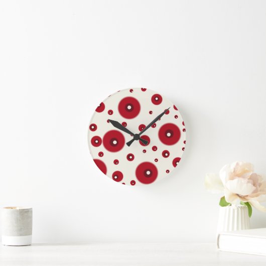 Ivory Red Dots Funky Whimsical Circle Pattern Ronde Klok (Huis)