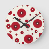 Ivory Red Dots Funky Whimsical Circle Pattern Ronde Klok (Voorkant)