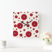 Ivory Red Dots Funky Whimsical Circle Pattern  Vierkante Klok (Huis)